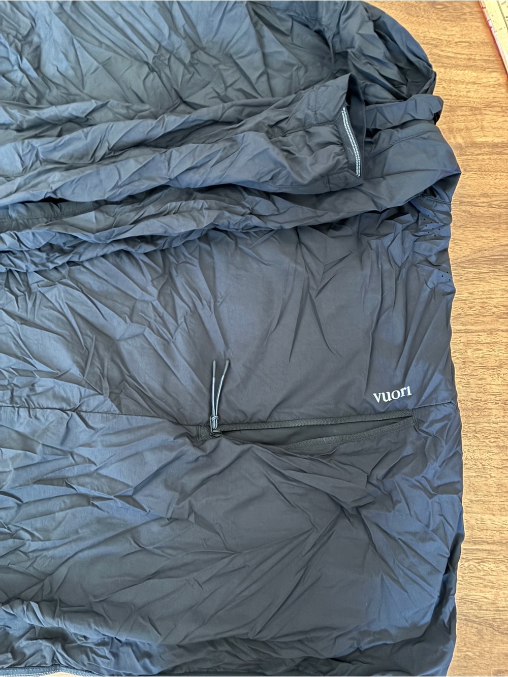 Size M Vuori Black Lightweight Packable Jacket Windbreaker - Picture 4 of 6